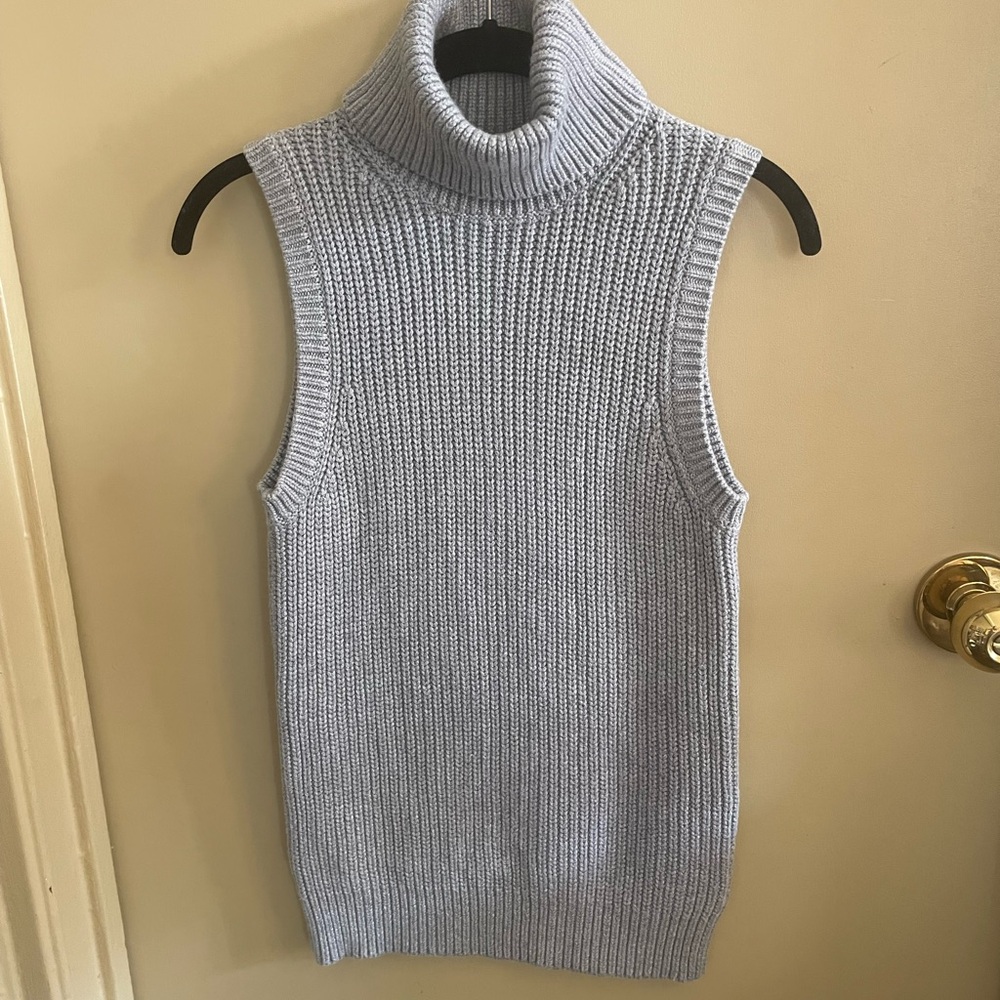 Sleeveless Turtleneck Sweater - Light Gray